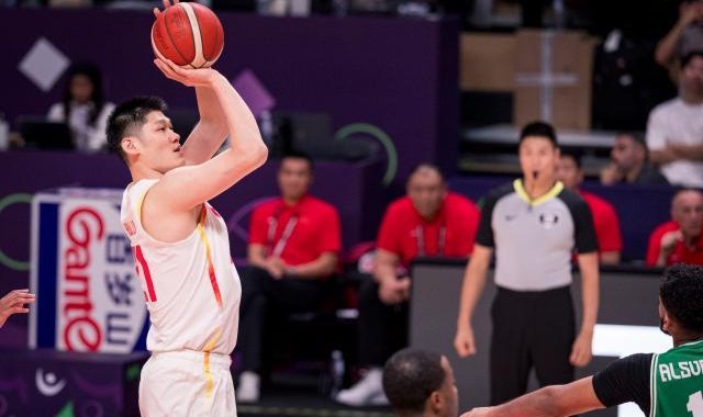 进攻亮眼却遇末节惊魂！中国男篮首战力克东道主