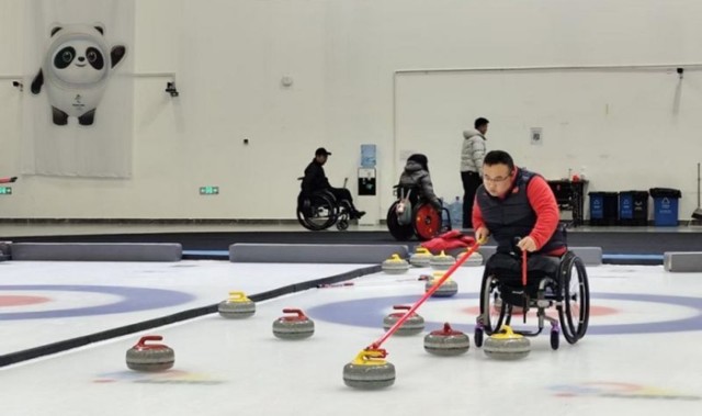 冰上逐梦正当时，中国残疾人运动员全力备战米兰冬残奥会|轮椅冰壶|AC米兰|冰壶|冰球|冰球队_新浪体育_新浪新闻