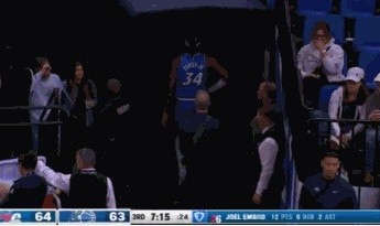 这球够硬！恩比德顶翻小卡特扣篮2+1 后者回更衣室