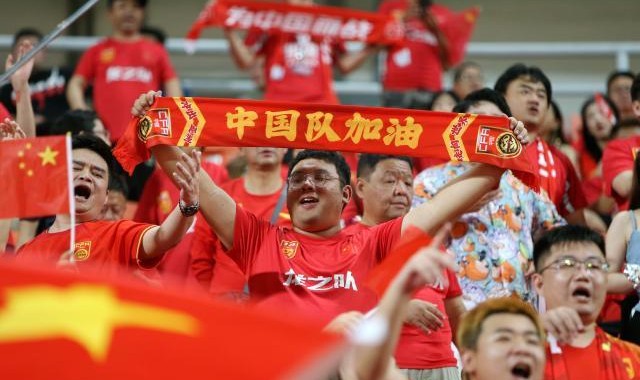 马德兴：被看衰的国足完成了自救 球迷热情被点燃