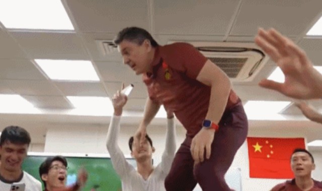 球员起哄！安东尼奥罕见失控，站桌上跳旋转舞，球迷：想起陈戌源