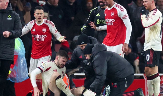 马丁内利向重伤球员扔球并拖拽！内维尔：利物浦没揍他算好的|布拉德利|曼联|阿森纳|加布里埃尔-保利斯塔|罗伊-基恩_新浪体育_新浪新闻