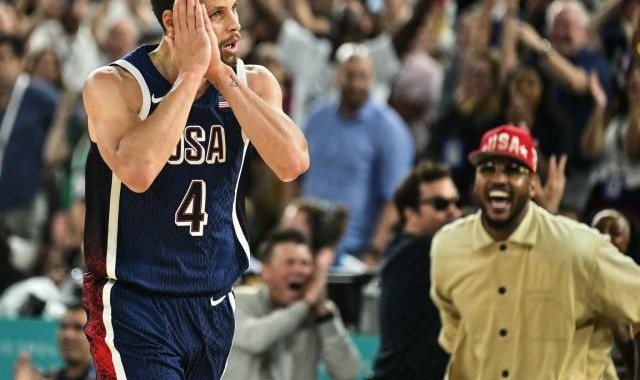 库里致命四连击引爆社媒 整个世界再次为其惊叹