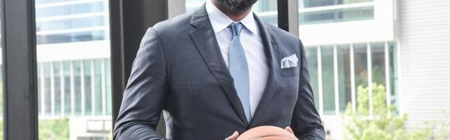 雄鹿新帅充满豪情壮志，他已经俘获字母哥的“芳心”