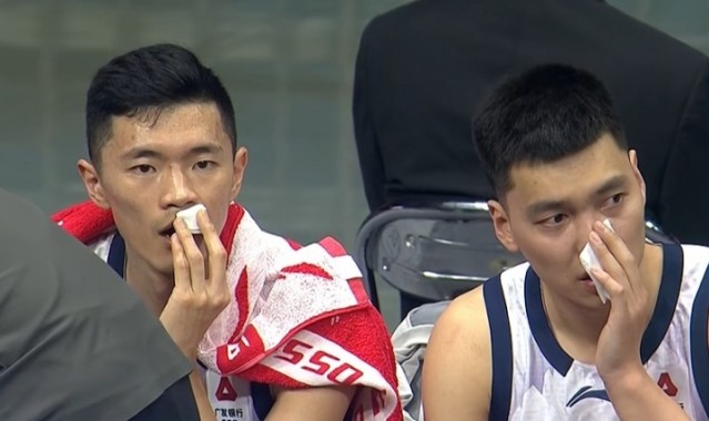复刻CBA名场面！场边陈林坚和陈培东同时拿纸巾擦拭血迹