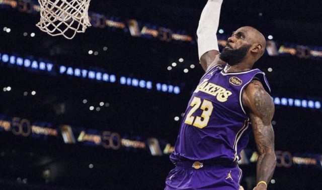 超越斯托克顿，詹姆斯成为NBA历史单场助攻上双的最年长球员