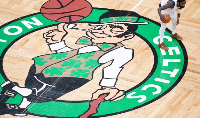 字母在主场被嘘？小莫：他肯定要走了 欧文就是被嘘才离开绿军的