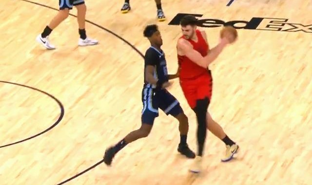 危险动作，克林根肘翻普罗斯珀，直接2级恶意被驱逐出场