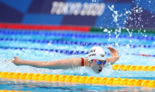 张雨霏100蝶亚军不缺"含金量"  冲200蝶金牌有戏