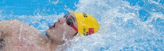 脸色惨白步伐略显沉重 混采区的徐嘉余令人心疼