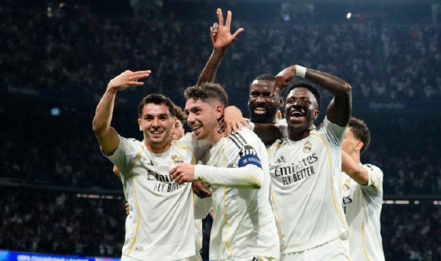 3:0！亿元先生大秀帽子戏法，比肩梅西纪录，皇马半场3球打崩曼城