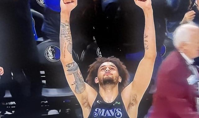 告慰母亲！莱夫利轰12+15举双拳悼念：我想你了妈妈